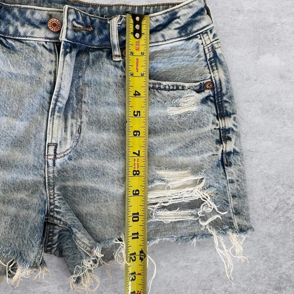 American Eagle Tomgirl Distressed Denim Shorts Light Wash Frayed Hem Womens 4 - Picture 4 of 5